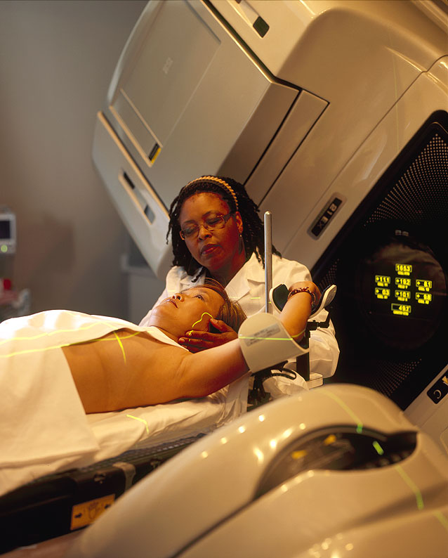 Radiothérapie chez une femme par Rhoda Baer, via wikipedia.fr bis