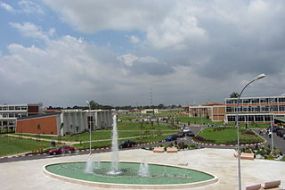 Fontaine devant la présidence de l'université Félix Houphouët-Boigny à Abidjan (Côte d'Ivoire), par Serein, via Wikimedia Commons, cc