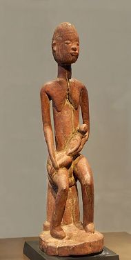 Mère et enfant. Bois, plateau Dogon (Mali), XIVe siècle, Former collections of Maurice Nicaud and Hubert Goldet, par Jastrow, via Wikimedia Commons, cc